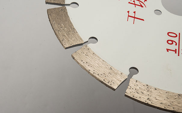 大理石鋸片在切割過程中搖擺是怎么回事呢？